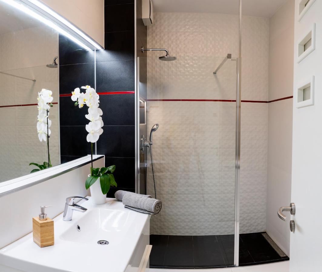 Sunshine Apartman With Free Parking เยอร์ ภายนอก รูปภาพ