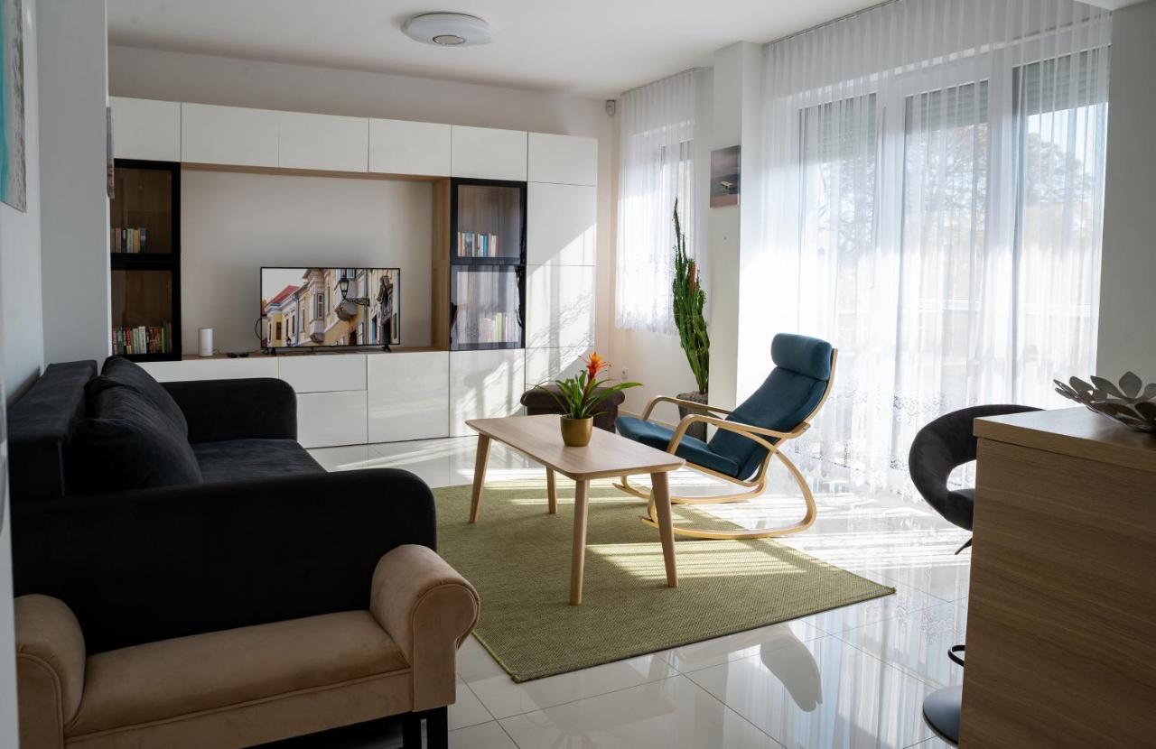 Sunshine Apartman With Free Parking เยอร์ ภายนอก รูปภาพ