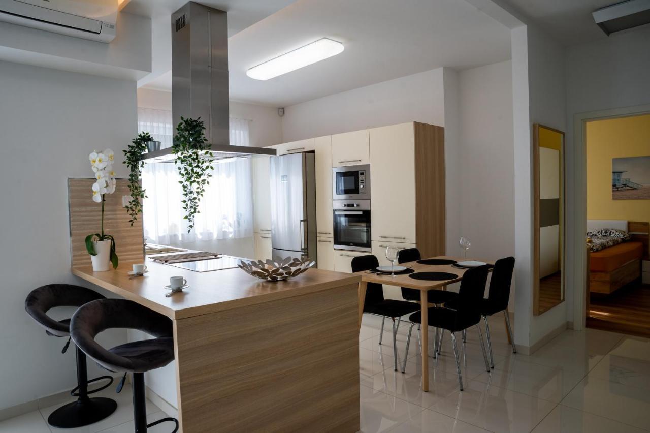 Sunshine Apartman With Free Parking เยอร์ ภายนอก รูปภาพ