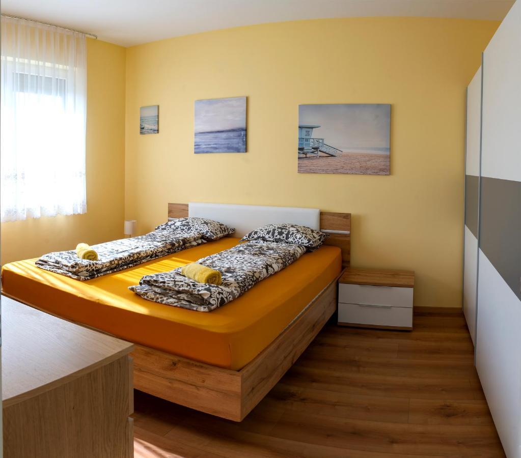 Sunshine Apartman With Free Parking เยอร์ ภายนอก รูปภาพ