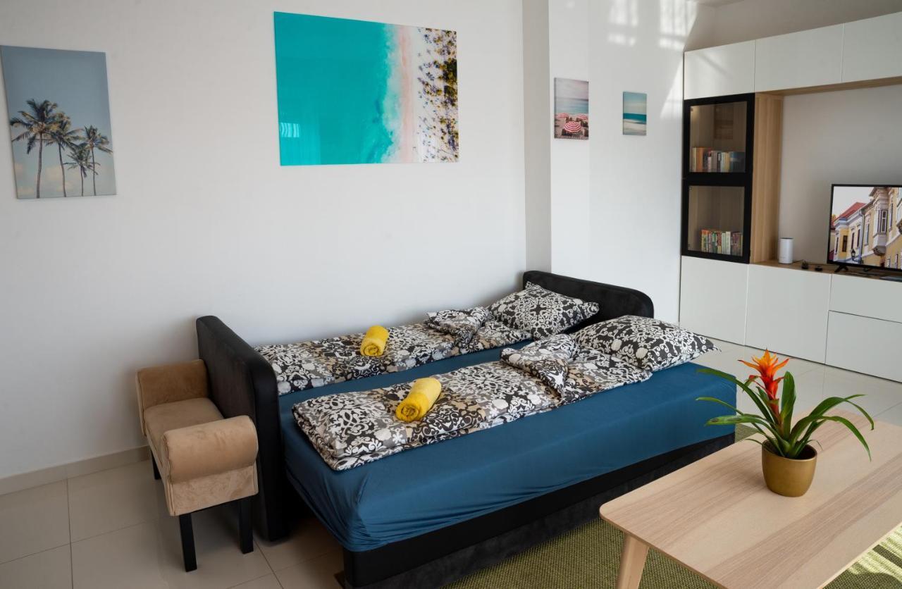 Sunshine Apartman With Free Parking เยอร์ ภายนอก รูปภาพ