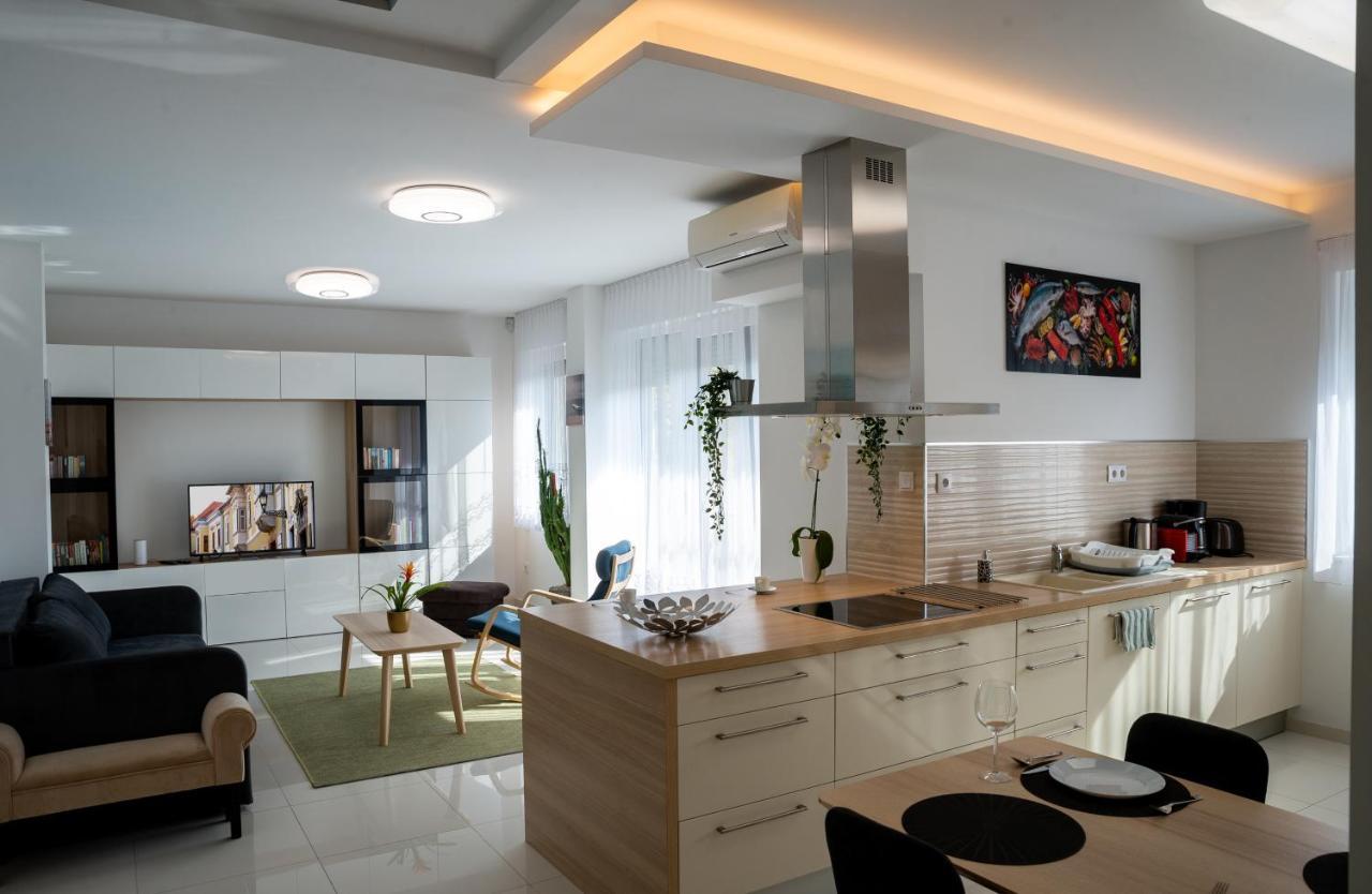 Sunshine Apartman With Free Parking เยอร์ ภายนอก รูปภาพ